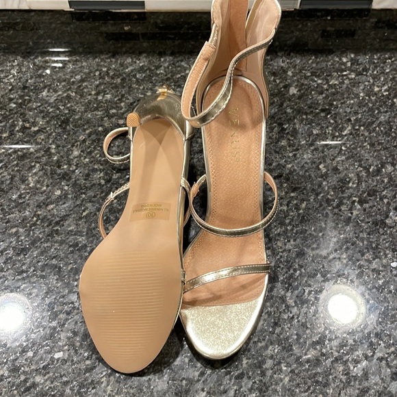 Gold strapped heels 3.5 in heel. Size 10 - Picture 3 of 3
